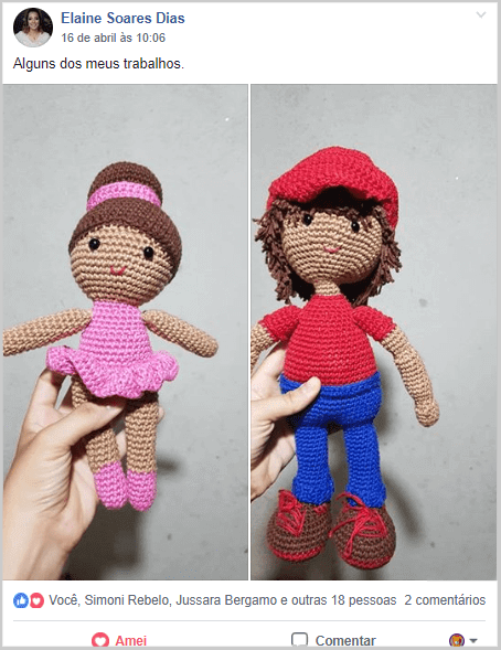 Amigurumi de Boneca rosa e outro Amigurumi de Boneco vermelho e azul com um boné